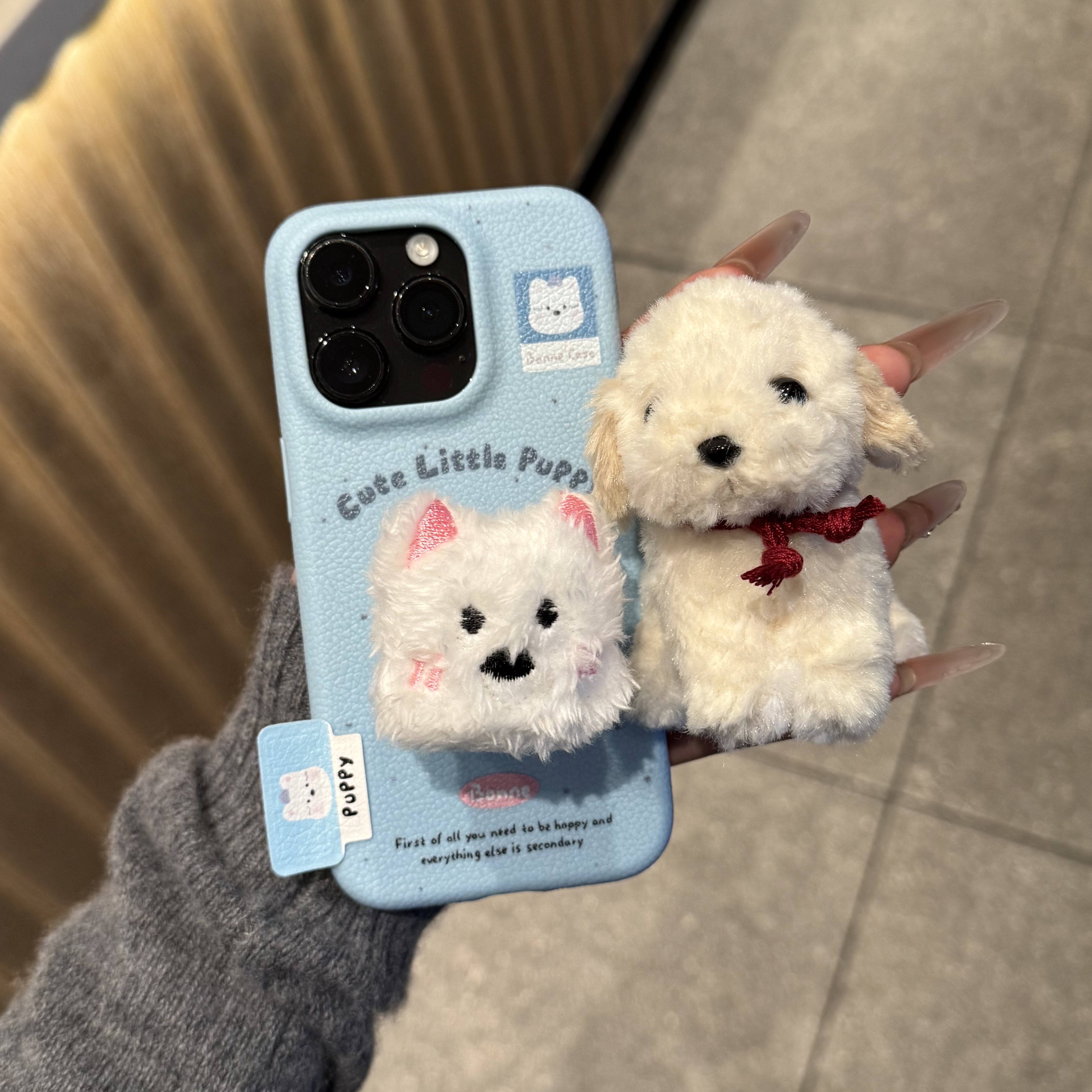 毛绒西高地支架适用苹果17/16promax皮革纹手机壳iPhone15/14/13pro秋冬新款vivo华为P70小米17oppo磨砂软套