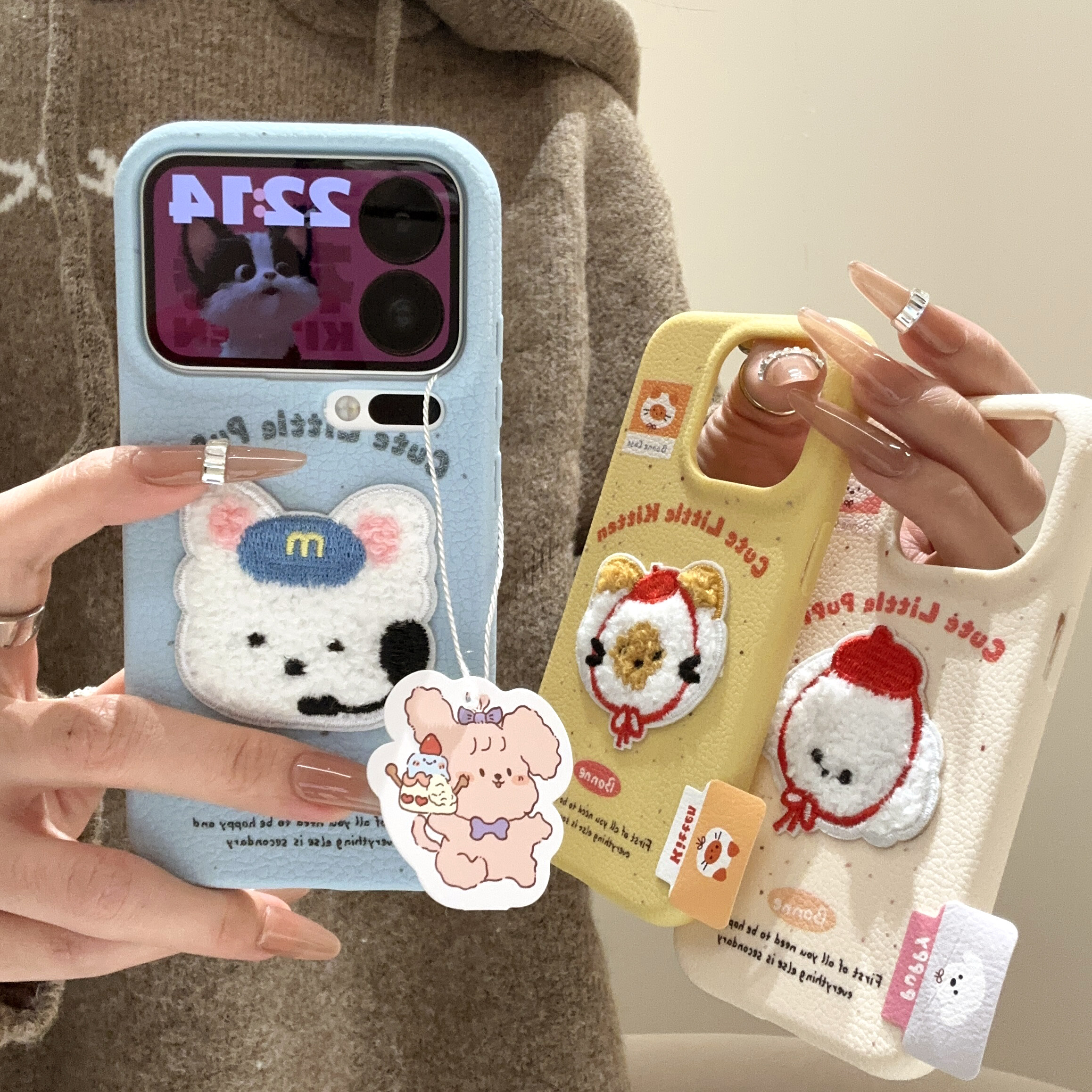 刺绣耳麦小狗标签适用苹果17/16promax皮革纹手机壳iPhone15/14/13pro小众创意vivo华为p70小米17oppo情侣套