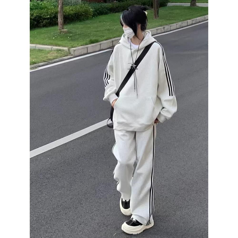初冬穿搭一整套高级感休闲运动套装女春秋韩系简约连帽卫衣两件套