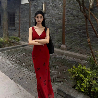 巨好看红色吊带连衣裙修身显瘦