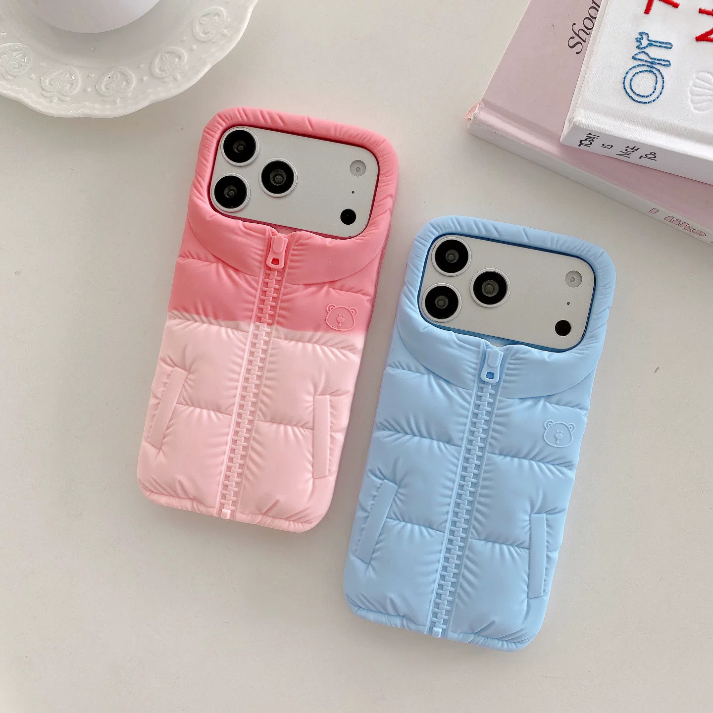日韩个性创意小熊羽绒服适用18promax手机壳苹果16新款iPhone17Pro硅胶13防摔14软壳15promax穿衣服的手机壳