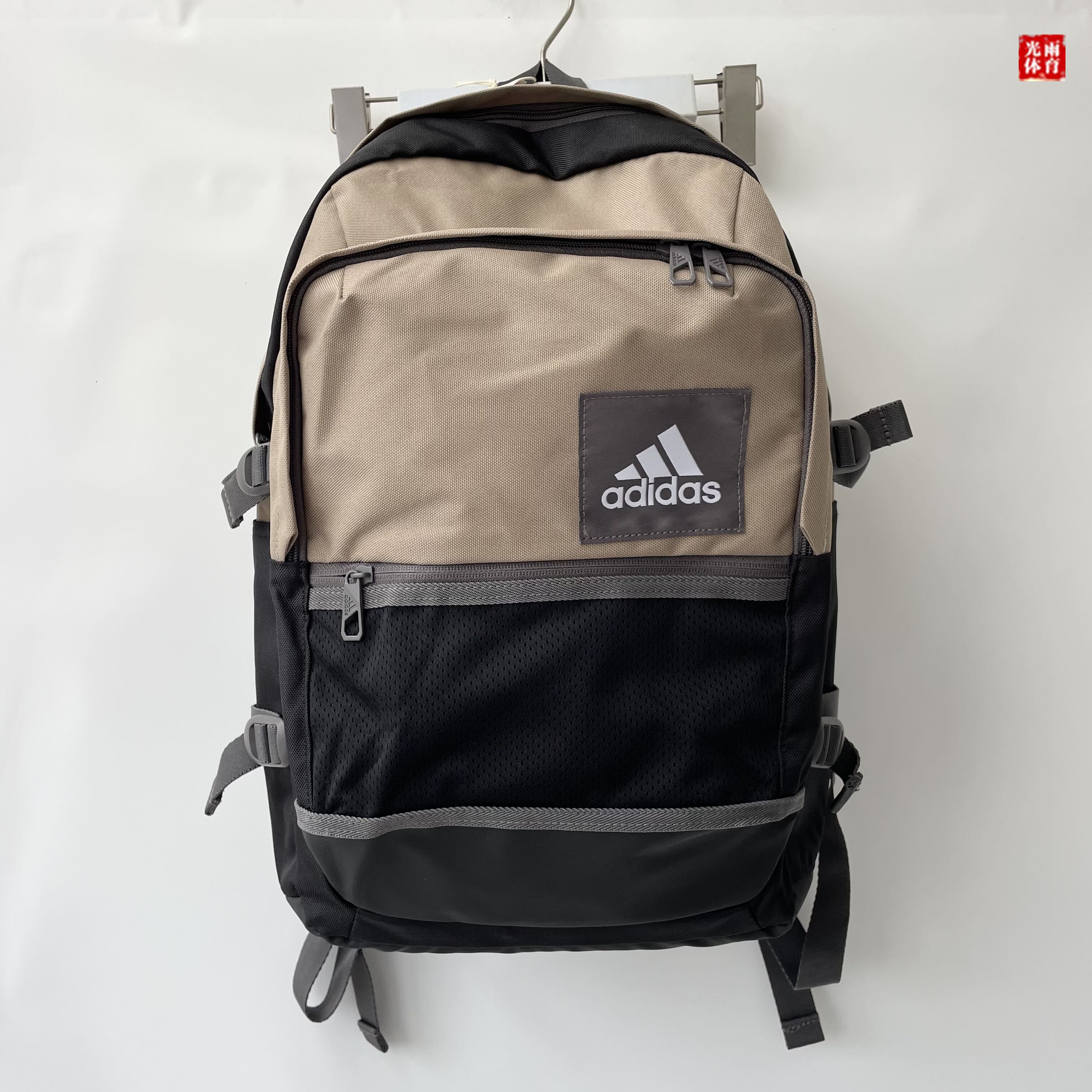 光雨体育-阿迪达斯 男女同款经典 大容量运动休闲双肩背包IW9801