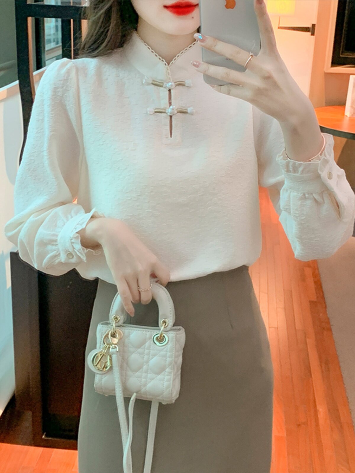 스탠드업 칼라와 버클이 돋보이는 가을겨울 외출용 수유탑 레트로한 핫맘 스타일 산후 긴팔 플러스 벨벳 수유탑 트렌디함