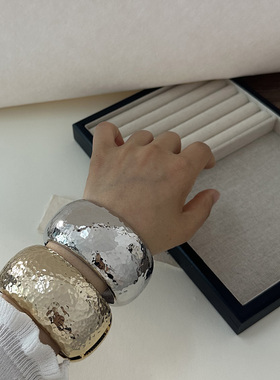 捶纹亮面金属宽版手镯