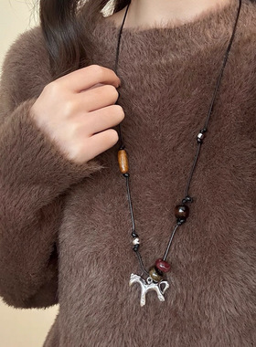 马年新品独特个性气质串珠编绳小马吊坠项链轻奢精致长款毛衣链