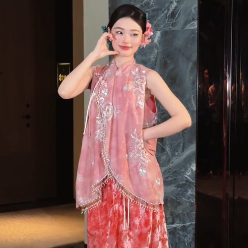 新中式晨袍女新娘粉色丝绒重工亮片珠流苏无袖半裙套装婚礼敬酒服