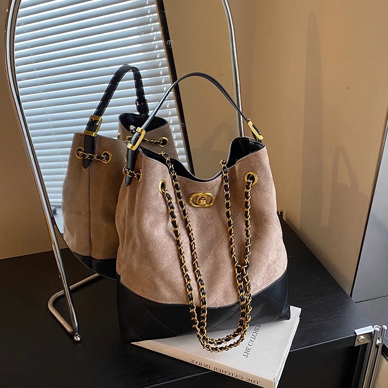 今年流行包包女2025新款磨砂大包