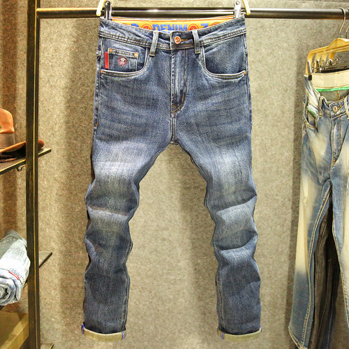 个性口袋绣标蓝色弹力牛仔裤男