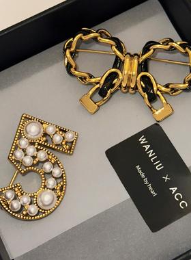 高版本~小香风数字5珍珠胸针高档女胸花别针设计感小众秋冬配饰品