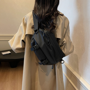 防泼水斜挎包女2025新款高级感单肩包大容量运动骑行斜背包男