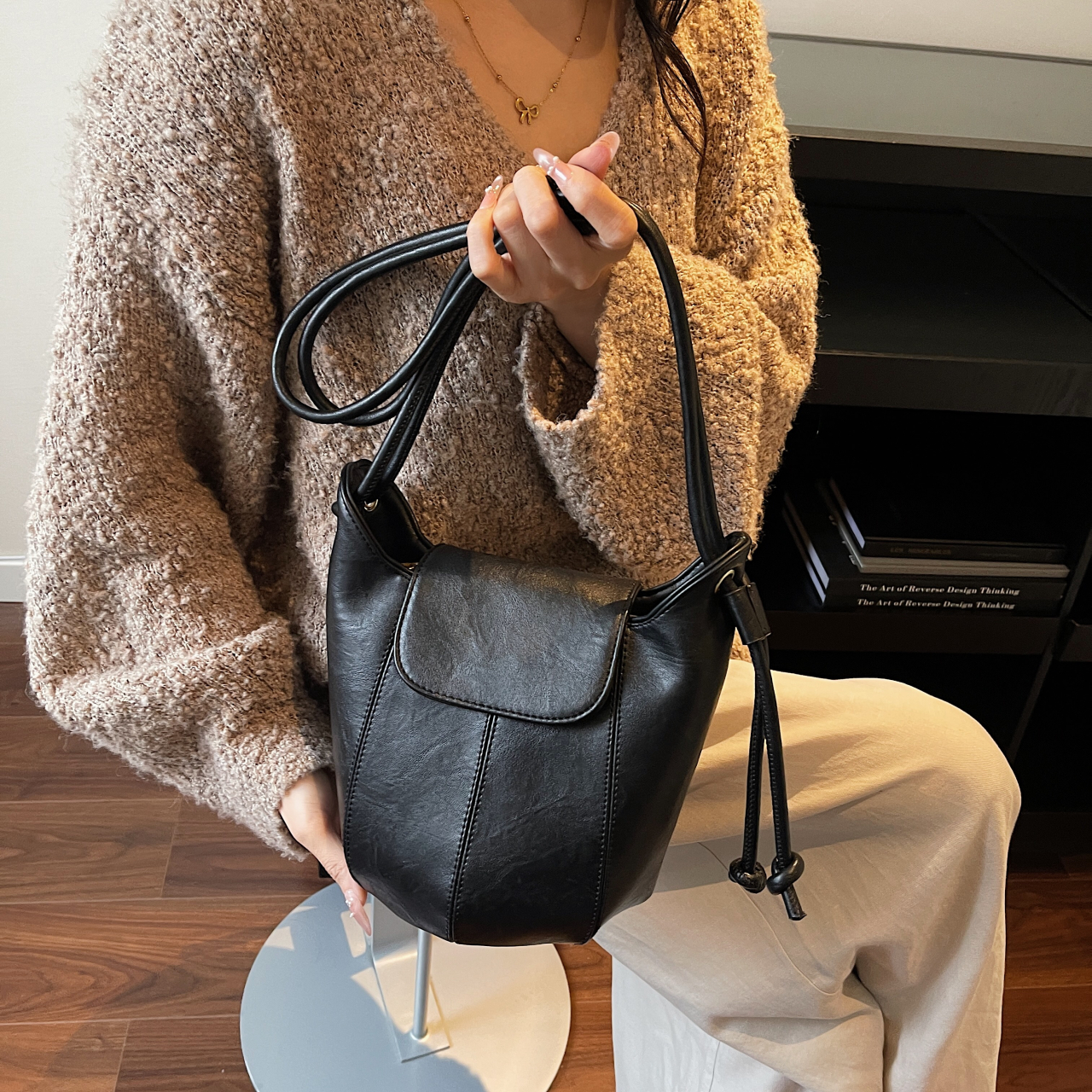 时尚2025小众设计新款女士水桶包复古简约高级感翻盖通勤单肩包