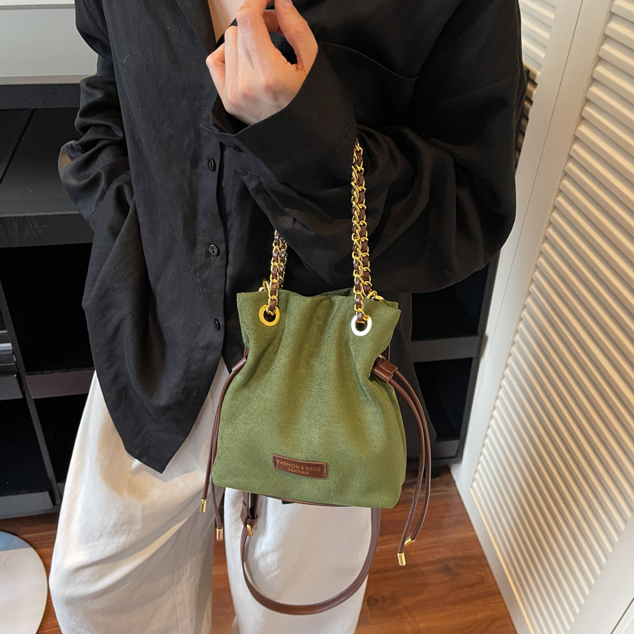 麂皮绒包包女秋冬季2025新款休闲小众磨砂复古单肩斜挎链条水桶包