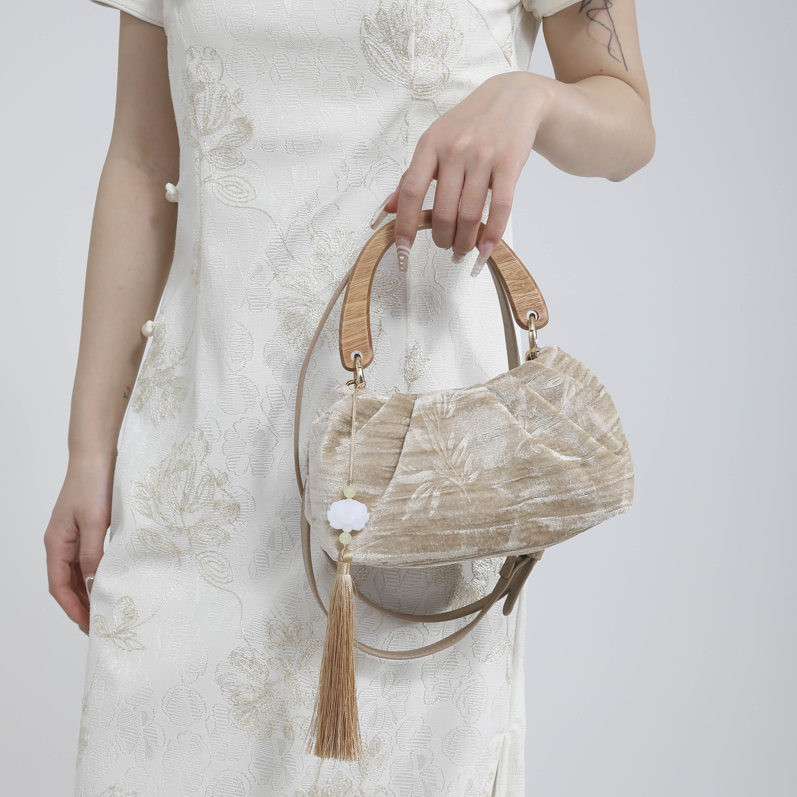 新中式文艺洋气小众木柄手提包女2025新款国潮新风单肩斜挎水桶包