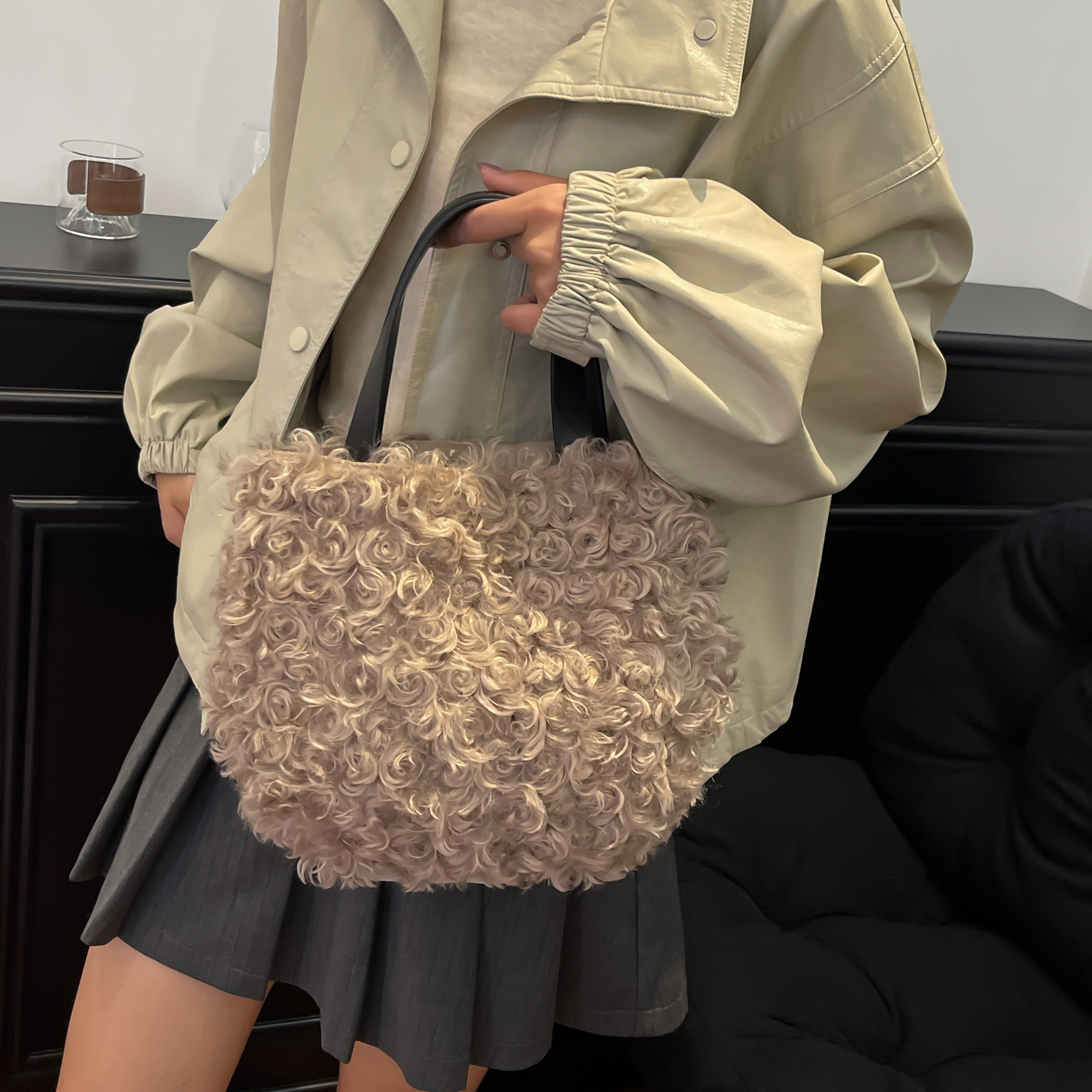 韩国手提羊羔毛包包女秋冬季2025新款毛绒潮时尚水桶包休闲毛毛包