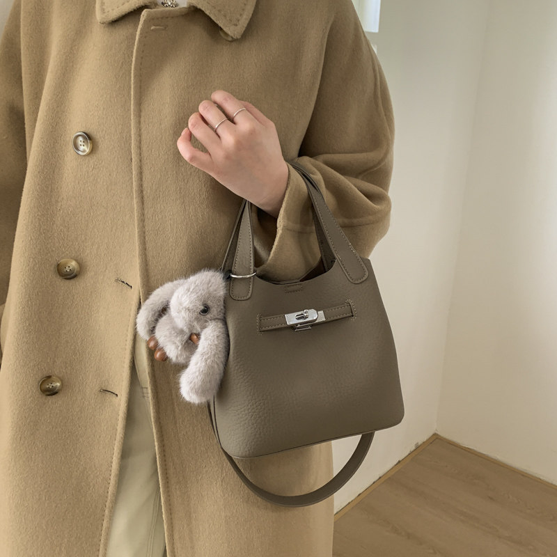 高级感手提通勤包包女冬季2025新款潮时尚复古菜篮子包百搭斜挎包