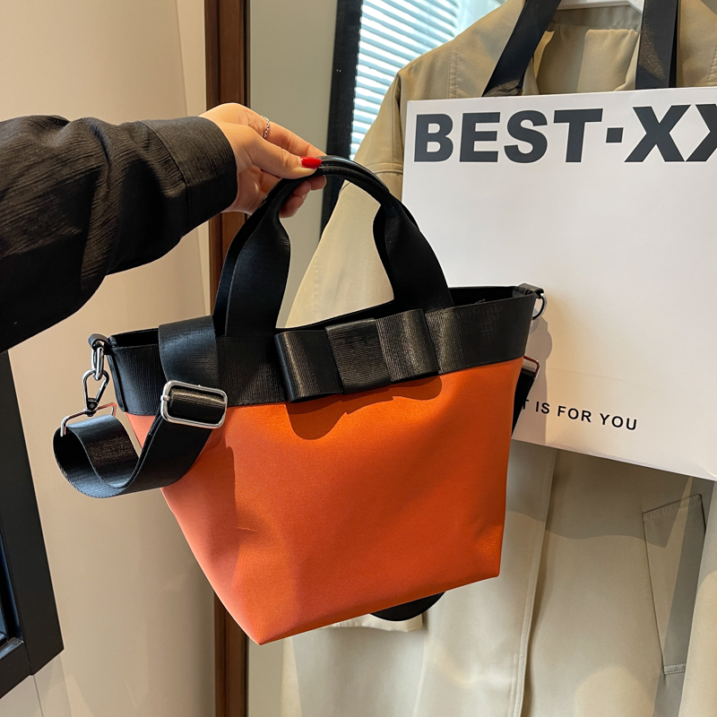 尼龙布包包女大容量2025新款夏天百搭宽带斜挎包高级感手提水桶包