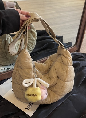 韩国新款小众单肩斜挎包羽绒包大容量菱格饺子包轻便防水软布包