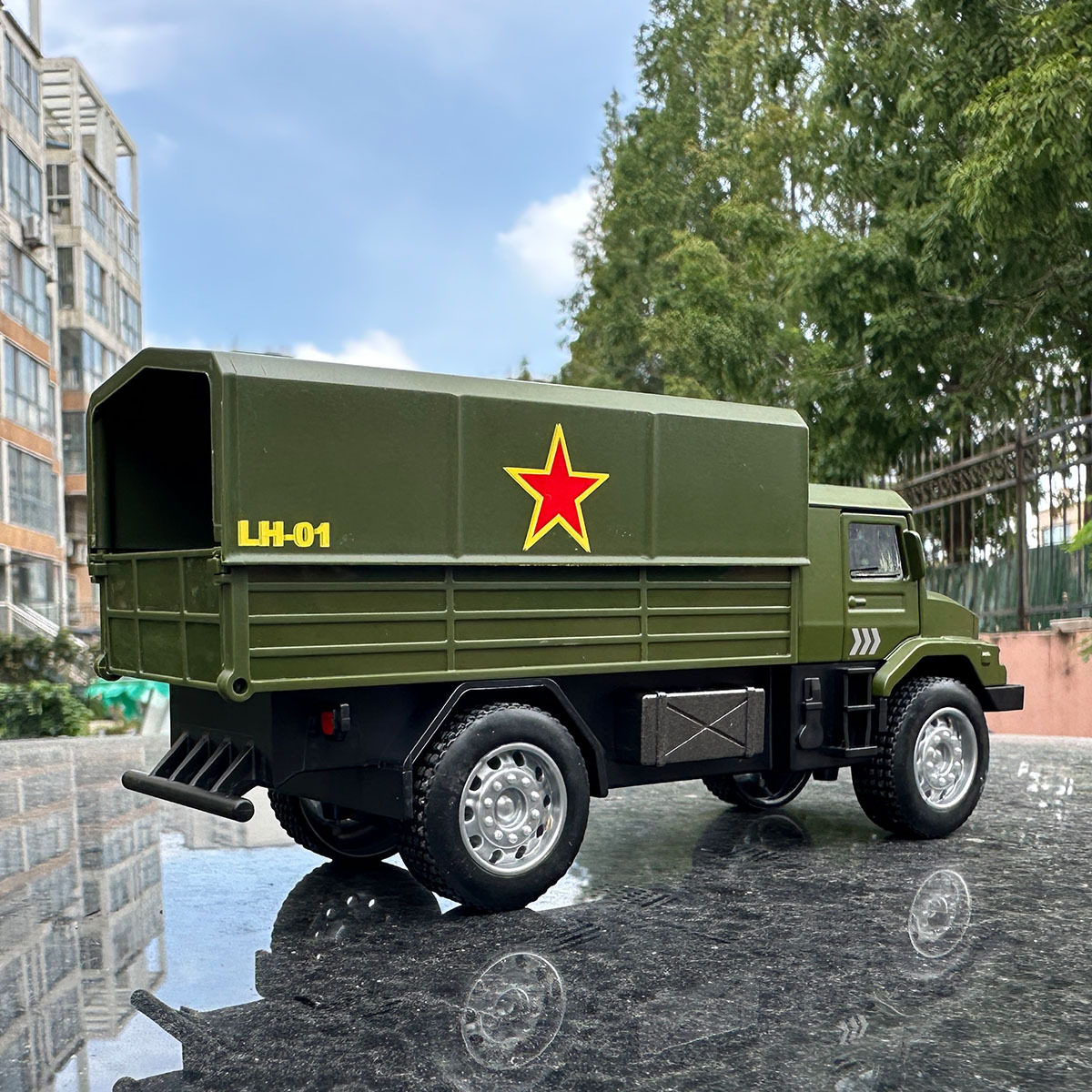 凌汇合金军卡模型回力声光仿真