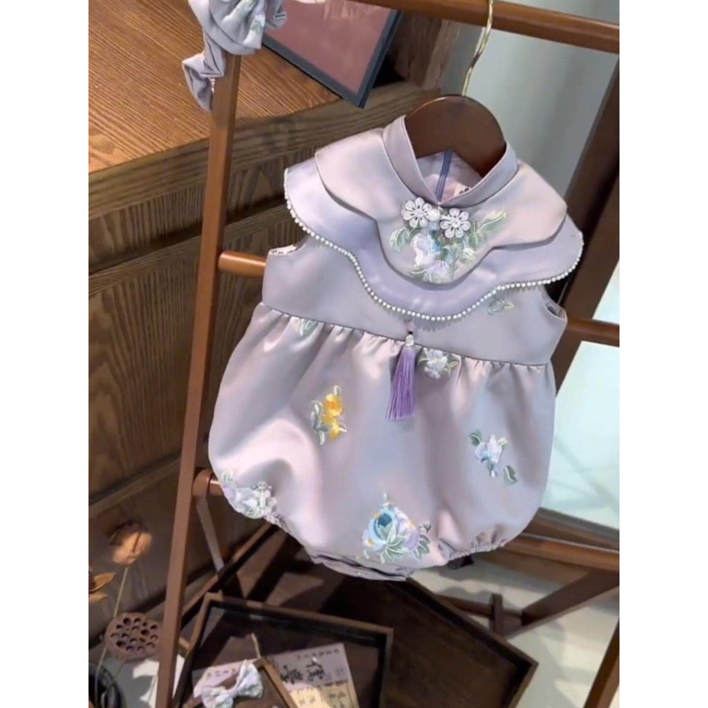 女童新中式连身哈衣爬爬服女宝宝周岁生日礼服无袖紫色花朵连体衣