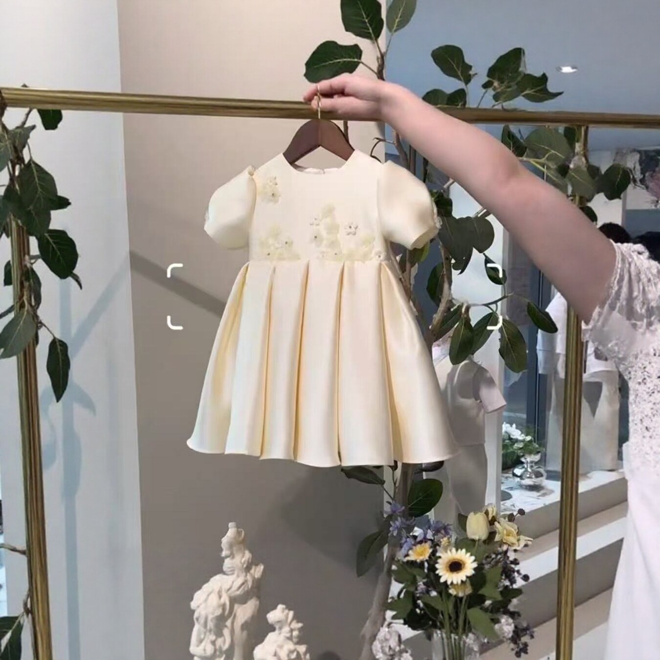 千金女童白色刺绣连衣裙法式高端森系公主裙泡泡袖收腰生日礼服裙