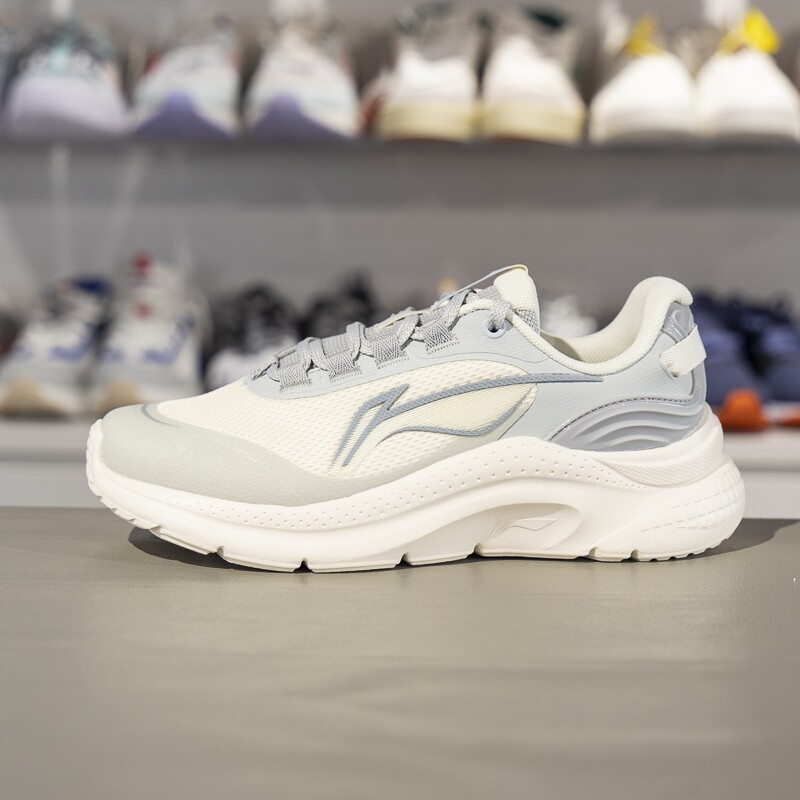 李宁女子休闲慢跑鞋2025春季新款流云减震回弹透气运动鞋ARSV044