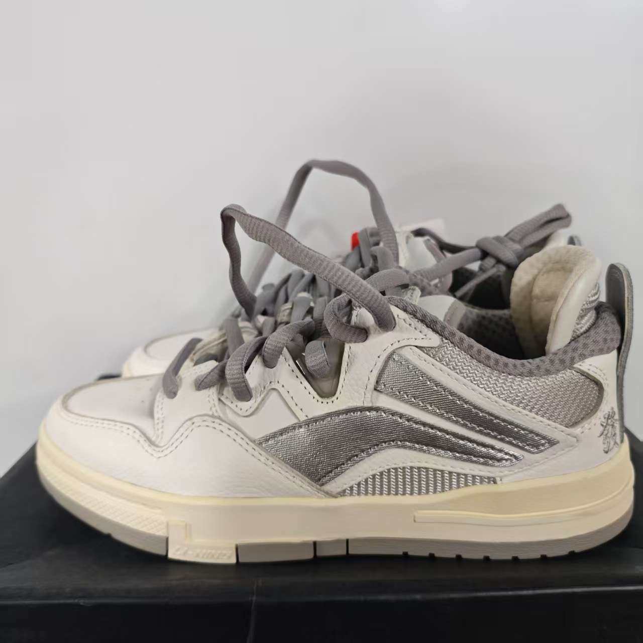 （瑕疵门店样鞋）李宁休闲鞋女秋冬惟吾轻便低帮运动板鞋AECT072