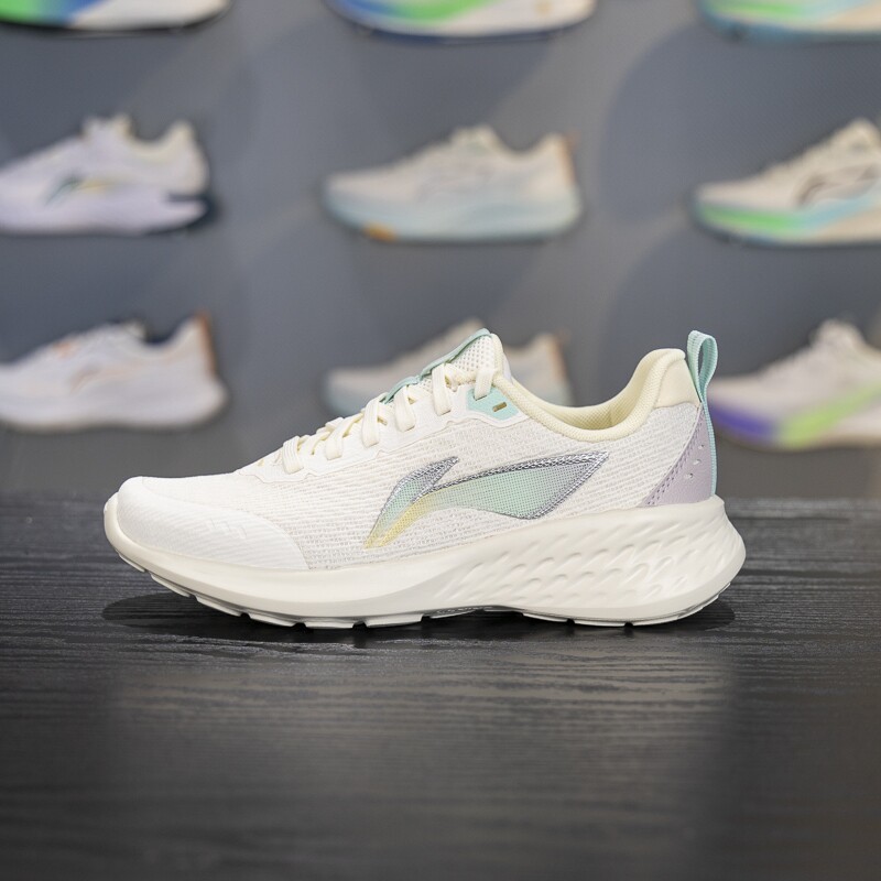 李宁女子休闲慢跑鞋2025秋季新款网面透气减震低帮运动鞋ARSV060