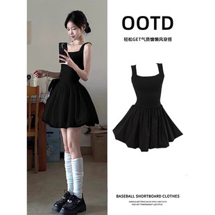 黑色收腰吊带连衣裙女夏日漂亮绝美小黑裙子蓬掐腰a字短款花苞裙