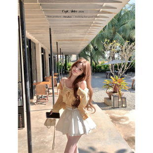 套装 迟伞伞26 奶黄蕾丝蝴蝶结针织吊带开衫 半熟甜杏 白色半裙