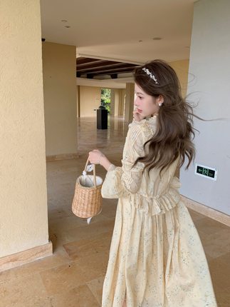 迟伞伞 25/ss 海岸精灵 荷叶边系带小黄碎花连衣裙度假风气质长裙