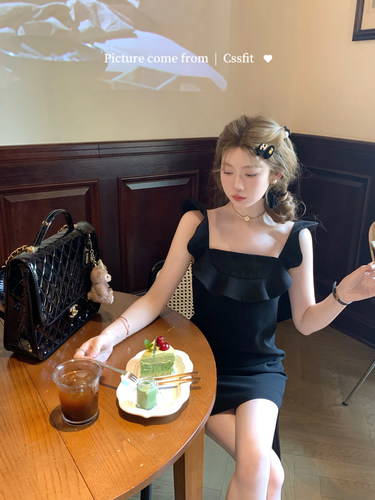 设计师小飞袖黑色背带裙