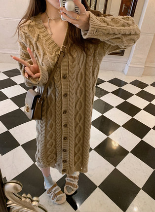 迟伞伞  太妃榛果糖 麻花开衫连衣裙女v领内搭叠穿针织裙子