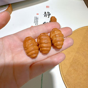 橄榄核雕刻拳头大权在握