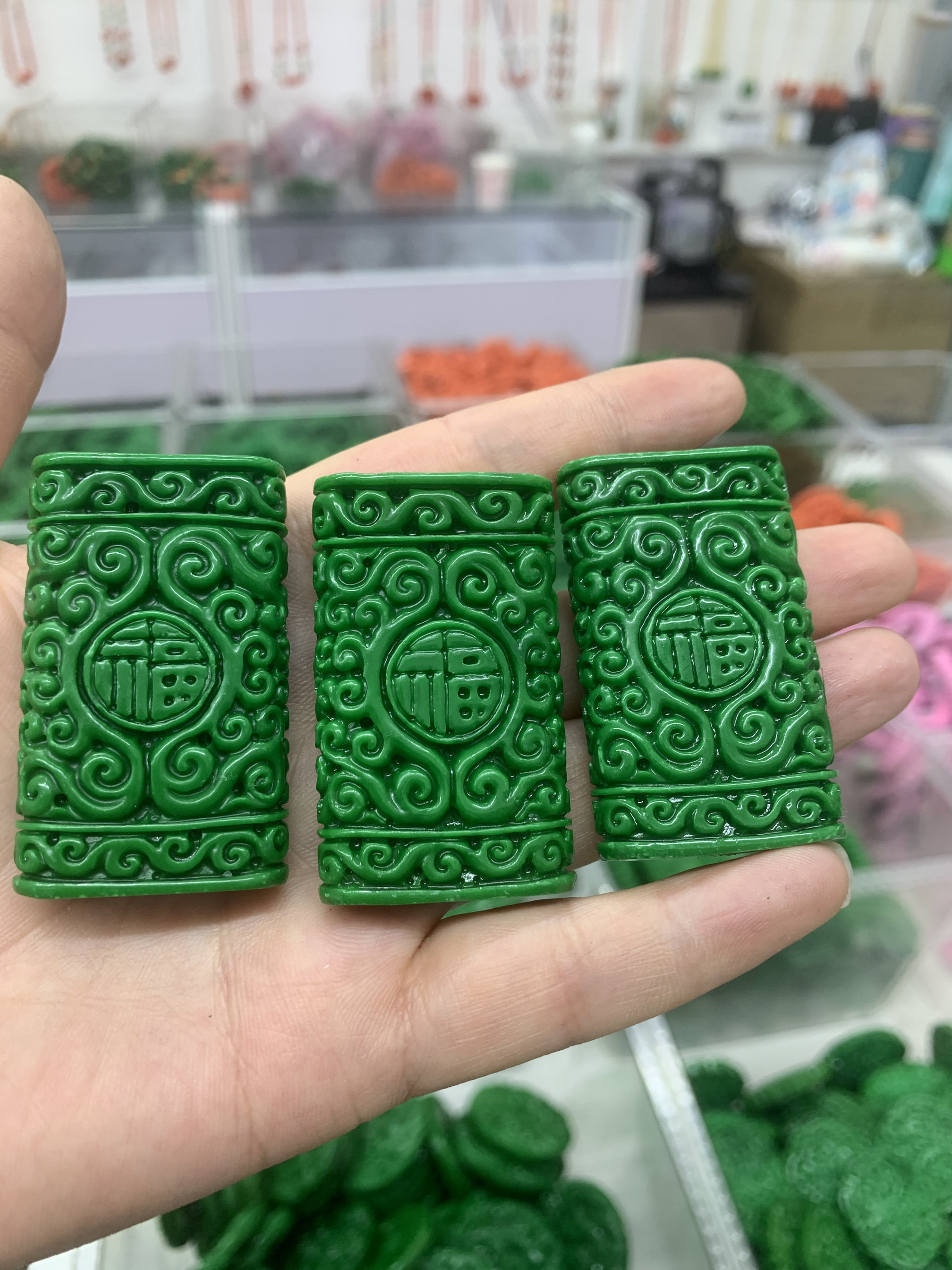 缅甸天然干青翡翠吊坠a货 冰种阳绿雕刻福字挂件