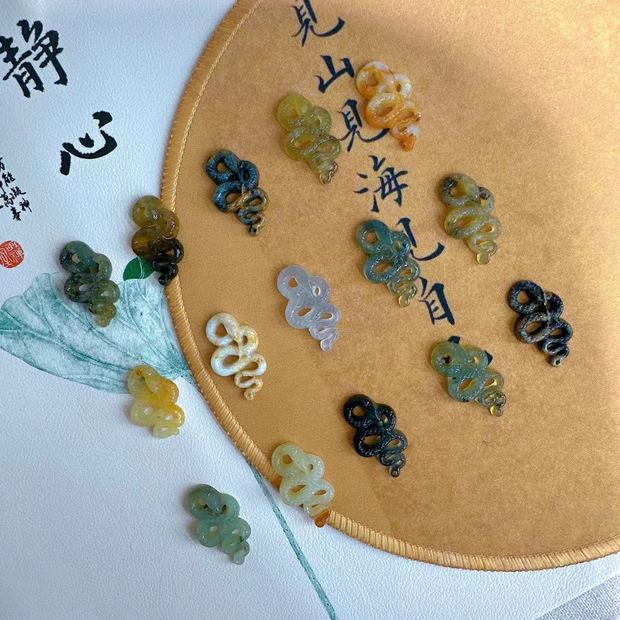 岫玉精雕蛇天然水晶配件