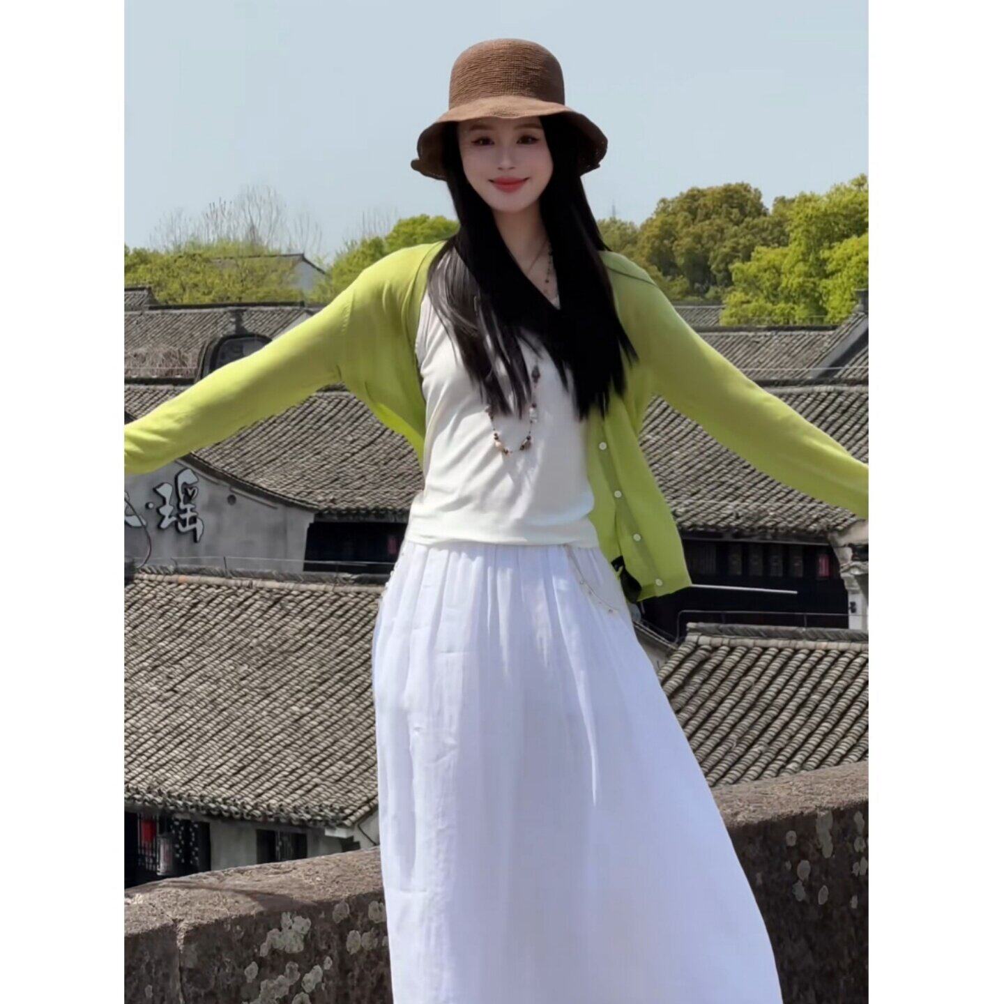 多巴胺穿搭绿色V领冰丝针织开衫外套女夏薄款外搭宽松空调衫上衣