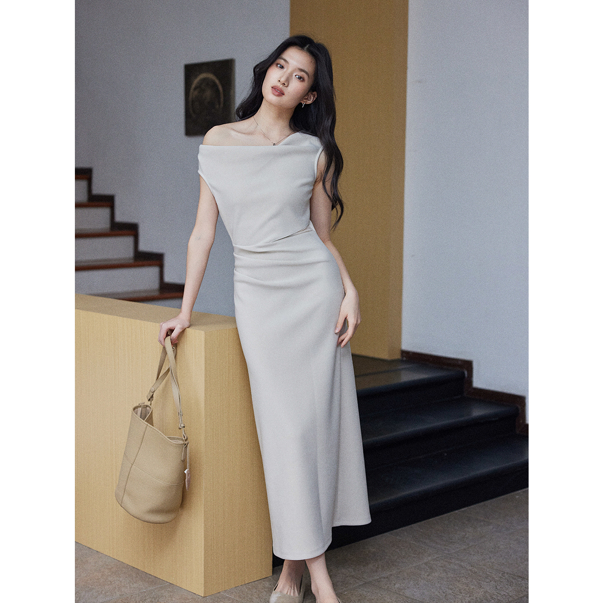 高级感荡领斜肩连衣裙