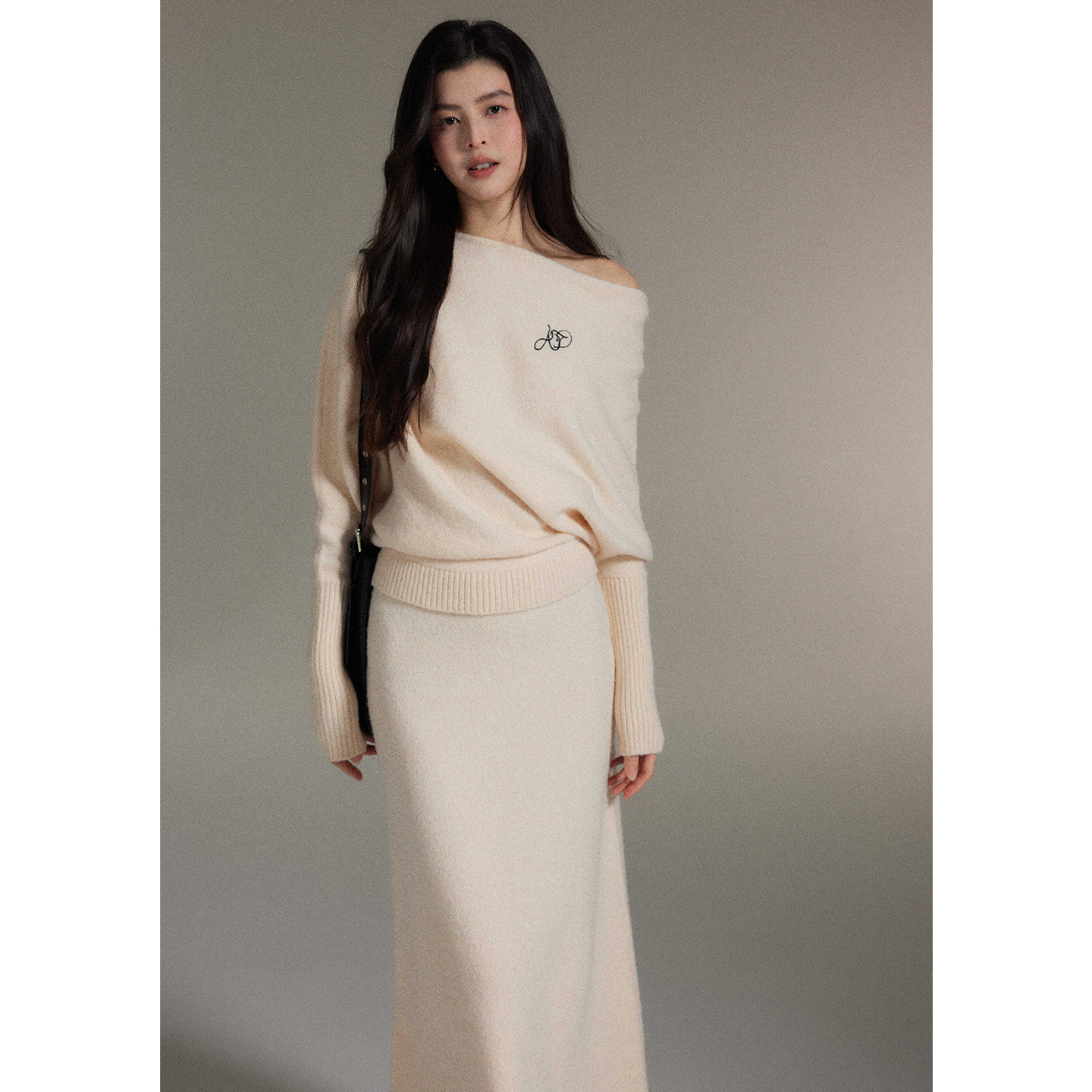 贰羊设计【羽兮】慵懒知性温柔刺绣斜肩软糯针织衫上衣半身裙套装