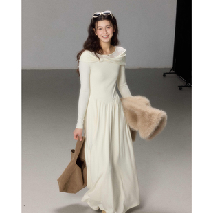 贰羊设计 高级感针织连衣裙女冬设计感斜领垂感大裙摆长裙 白茶