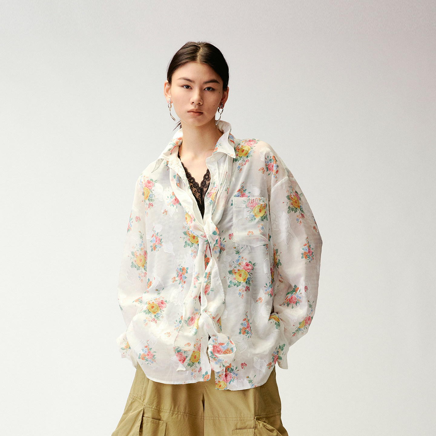 UOOYAA/乌丫2026夏季新款「度假」系列自在造型墙纸花领带衬衫