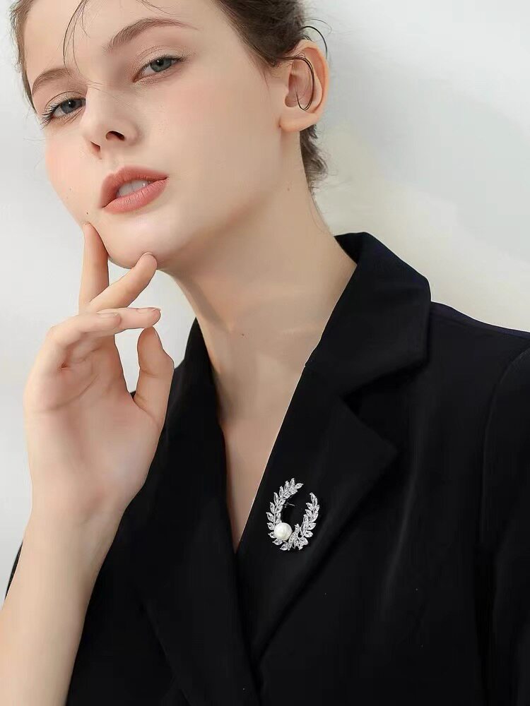 기질 코트 브로치 여성 진주 하이 엔드 럭셔리 다목적 카디건 스웨터 정장 코사지 고정 의류 핀