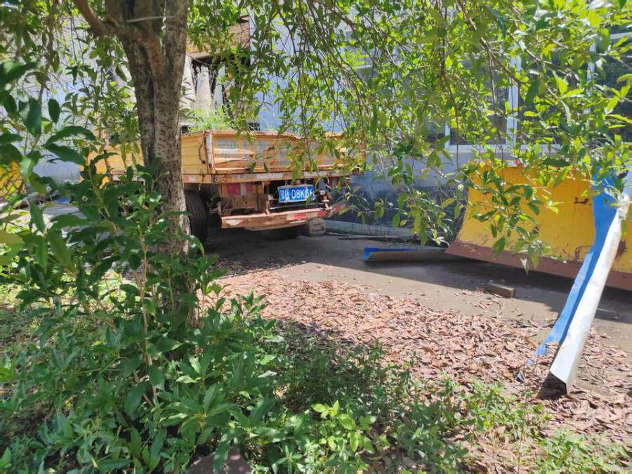 4月7日咸宁存放在咸宁市咸安区汀泗燕豪竹业加工厂场地内的高速护栏、轮式装载机、融雪撒布机、铲斗等相关资产网络拍卖公告