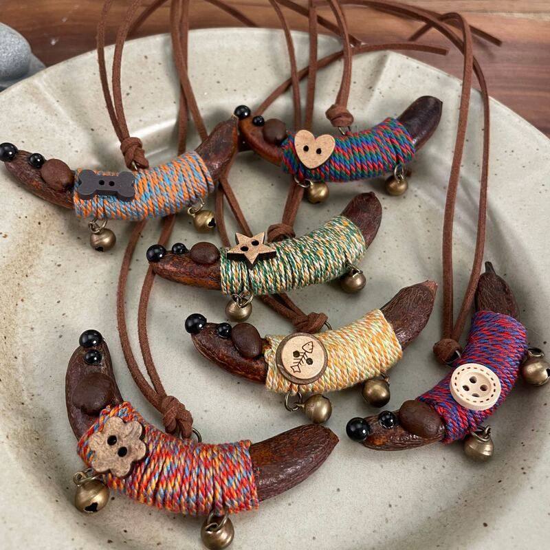 天然豌豆角腊肠狗毛衣链项坠趣萌包包挂件编绳铃铛可爱挂件礼物