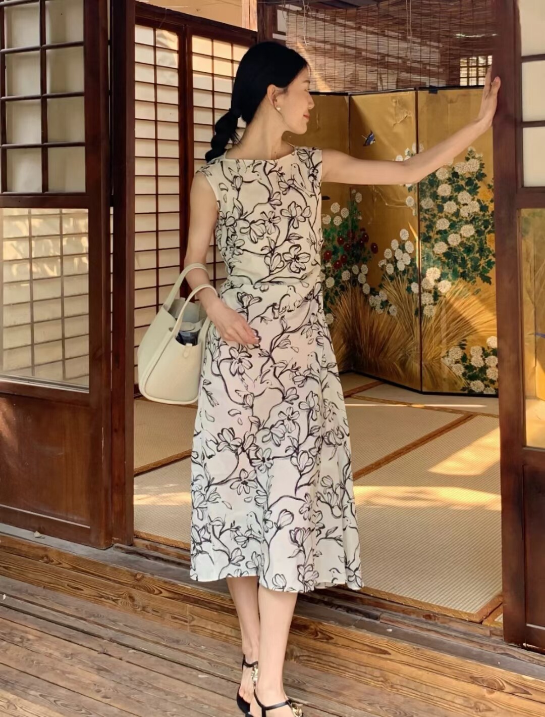2024春季新款茶歇法式显瘦气质短款印花白色无袖连衣裙子女小个子
