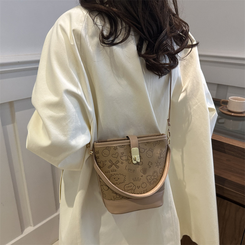 秋冬新款小包包女2025时尚卡通手提水桶包百搭洋气质感通勤斜挎包,箱包皮具/热销女包/男包,水桶包,淘宝优惠券,粉丝福利购,淘宝优惠卷