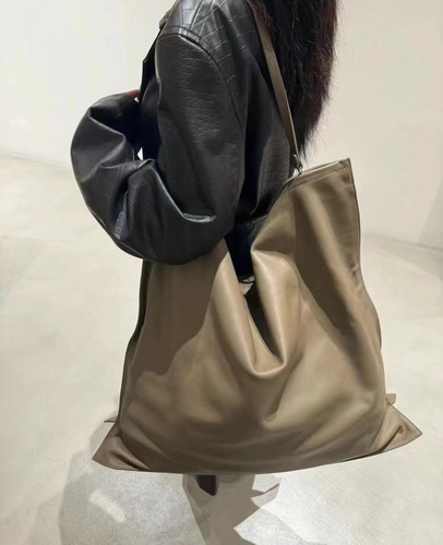 [设计师品牌YP] oversize单肩斜挎实用时髦造型感大包女