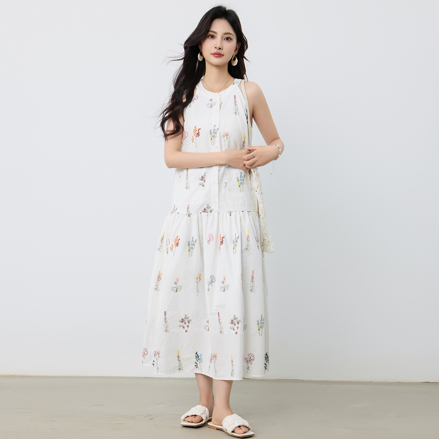 挂脖法式露肩连衣裙女夏季2025新款度假风刺绣无袖连身裙绣花长裙