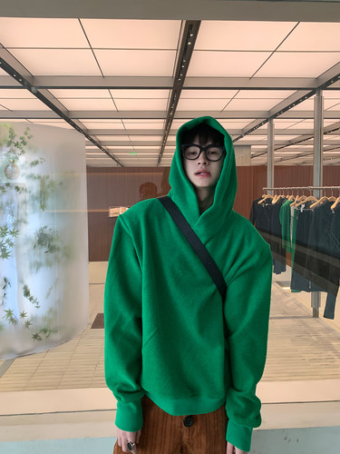 连帽套头卫衣日常行走穿搭