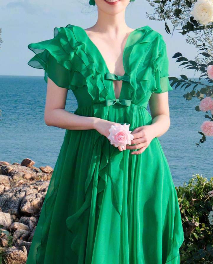 新款2024越南法式小众气质女神范绝美度假绿色连衣裙子女夏基本款