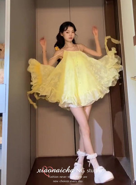 法式黄色荷叶边斜肩吊带连衣裙女夏季小个子海边度假风蓬蓬裙短裙
